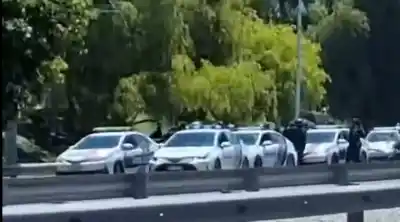 Lo esperaban en Chimbas, escapó a toda velocidad y en plena fuga tiró algo por la ventanilla