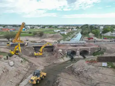 Bahía Blanca: empezaron a sacar el puente que tapaba el Canal Maldonado