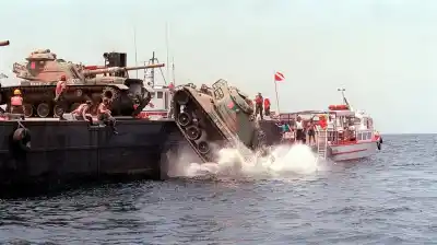 Hundieron 100 tanques de guerra en el mar: lo que encontraron adentro 32 años después