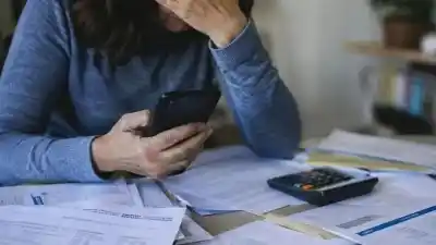 El banco te llama para venderte un seguro por si perdés el trabajo: cuánto cuesta y qué dice la letra chica