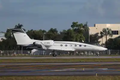 El avión que sacó a Bolsonaro: pagaron US$140.000 en dos horas y la tripulación se enteró tarde de quién era el pasajero