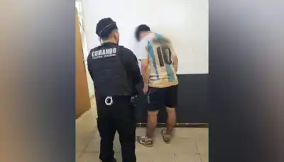 Le robaron el celular a una mujer, lo rodearon y la paliza terminó con la Policía llevándoselo
