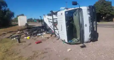 Maniobra para esquivar un auto y vuelco aparatoso en San Rafael