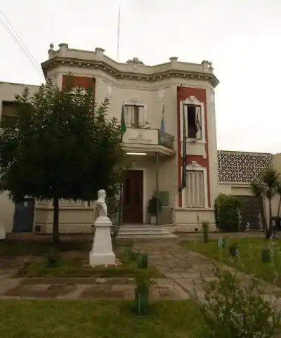 Amenazó con un ataque armado en su escuela y la Policía allanó su casa
