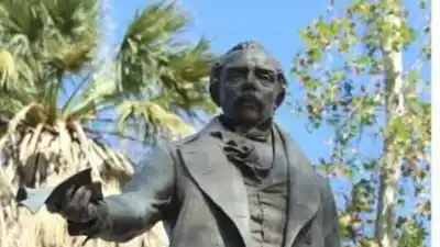 El zapato roto y el mármol pintado: las huellas que dejó Laprida en dos plazas de San Juan
