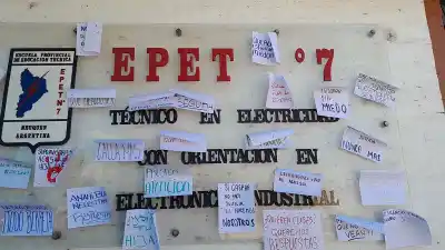 En la EPET 7 de Neuquén no hay clases y la Policía tuvo que sacar a un profesor