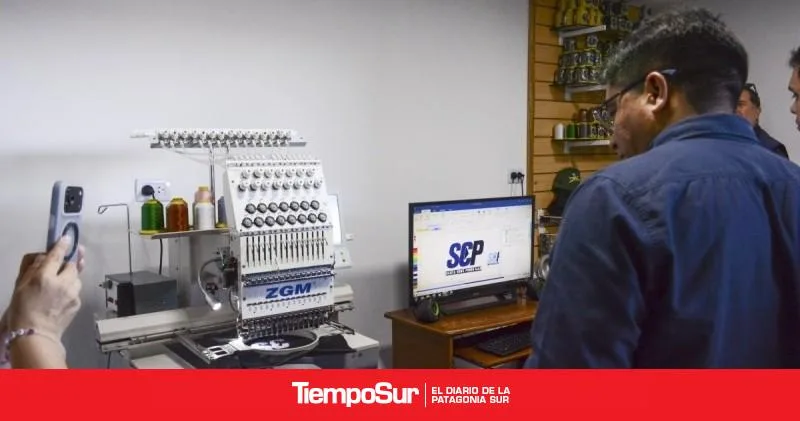 Treinta años cosiendo uniformes en silencio: ahora el taller que viste a las fuerzas de seguridad abrió en la SAU