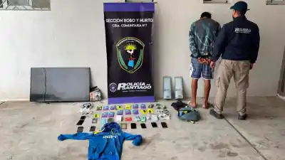 Robó un local de celulares y lo atraparon al huir con la mochila llena de evidencias