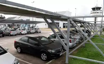 El estacionamiento del aeropuerto Matienzo se agranda y el gobernador ya metió presión