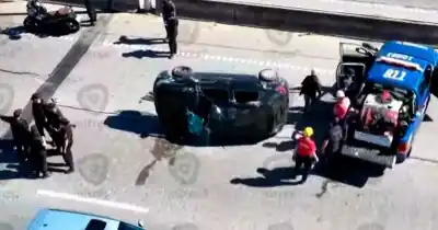 Un auto perdió el control en Circunvalación y Mendoza, y el caos de tránsito no da tregua