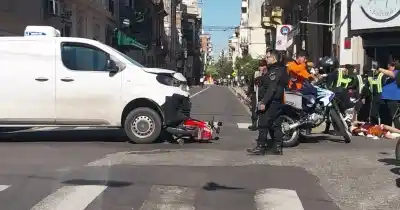 Choque en el centro: un utilitario embistió a una moto y hay dos mujeres heridas