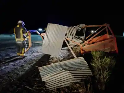 Un Camión Impactó una Parada de Colectivos en la Ruta 325