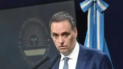 El viaje de la esposa de Adorni que la Justicia archivó