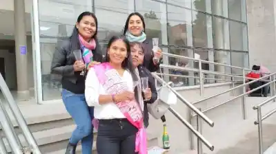 Celebró su divorcio con una fiesta de humo rosa y un brindis con amigas