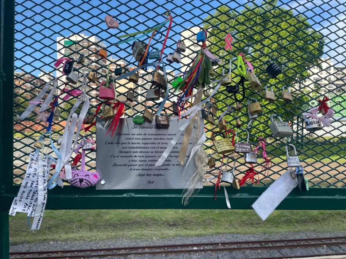 Esperaba el tren para pedir un deseo camino a la quimio: el puente de Colegiales ya tiene nuevo nombre