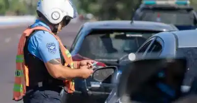 Un auto se incrustó contra un árbol en una transitada calle de Capital