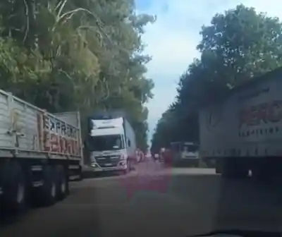 Camiones varados en Zárate por un conflicto gremial que ya afecta a nueve empresas