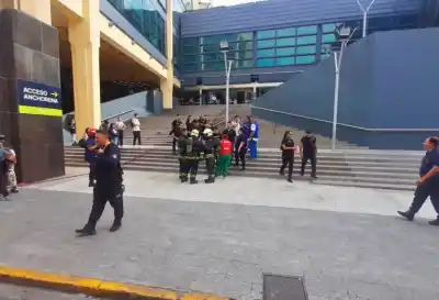 Ocho personas asistidas tras un incendio en un conocido shopping porteño