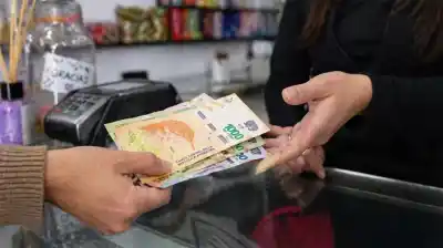 No es solo costumbre: la psicología explica por qué algunos eligen pagar en efectivo