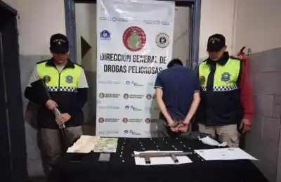 Vendía drogas en una silla frente a su casa y debajo tenía un arma tumbera