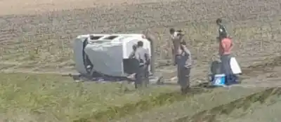 Tres Heridos al Volcar una Camioneta Cerca de Acheral