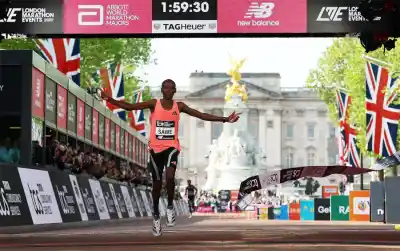 Histórico: el keniano Sabastian Sawe rompe la barrera de las dos horas en el maratón de Londres
