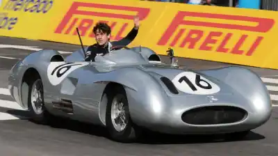 Franco Colapinto manejó la “Flecha de Plata” de Fangio en Buenos Aires: un homenaje sobre ruedas