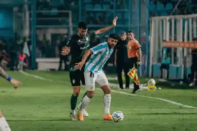 Atlético Tucumán empató sobre la hora con Banfield y se despidió de su público sin victoria