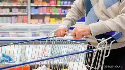 El consumo masivo muestra un leve brote verde: los consumidores se mudan del supermercado al almacén de barrio