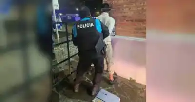 Treparon casi tres metros para robar encomiendas en Puerto Madryn y lo que se llevaron sorprendió a todos