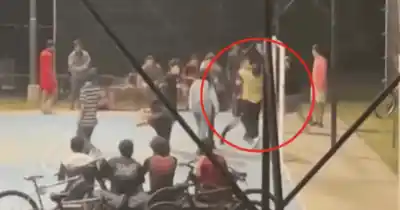Irrumpió en la cancha de fútbol infantil y lo que hizo después dejó a todos en shock