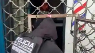 Entraron a una barbería por un allanamiento y lo que encontraron arriba sorprendió a todos