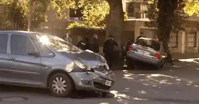 Un Citroën contra un Ford Focus: el violento choque que terminó con un auto subido a la vereda