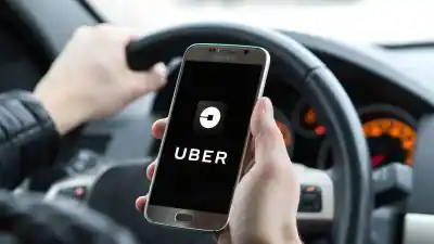 Policías y jubilados: los perfiles que eligen Uber en San Nicolás para llegar a fin de mes