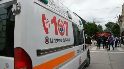 Colisión entre moto y remis en avenida Solís Este: el conductor del rodado menor sufrió graves lesiones