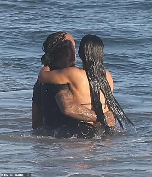 108055153-15753275-The_45_year_old_reality_TV_star_wore_her_raven_hair_down-m-23_1776805673557.jpg