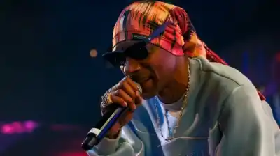Una nena se subió al escenario de Snoop Dogg mientras una bailarina de pole dance actuaba: la reacción del rapero