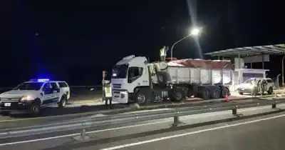 Un camión con 30 toneladas de yeso fue detenido en un control y lo que hallaron en los papeles desató un escándalo
