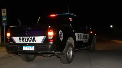 Salió a trabajar, aceptó un viaje y tres delincuentes lo estaban esperando con un cuchillo
