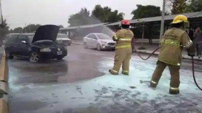 Un Automóvil se Prendió Fuego en Monteros