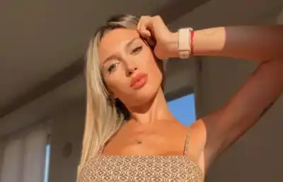 Agustina Gandolfo enciende las redes con microbikinis y looks sporty