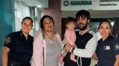Una beba de 8 meses se atragantó con un papel de alfajor en la plaza y la policía la salvó