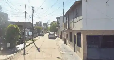 Entraron a robar a una casa y escaparon por los techos: la policía los persiguió hasta una escuela