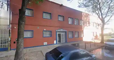 Colgaron banderas mafiosas en dos escuelas: una amenaza que menciona a un nombre que se repite