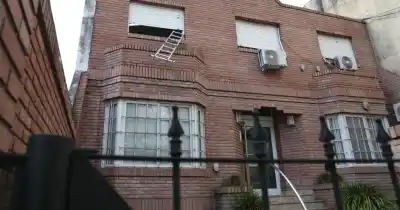 Trabajaba en el techo de una casa, cayó de 5 metros y su hijo presenció la tragedia