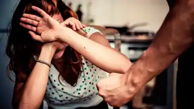 A la salida de un boliche: ex pareja la esperó y la atacó con un golpe en el rostro