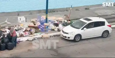 Arrojaban basura en la vía pública y lo que les pasó a sus vehículos es un duro golpe