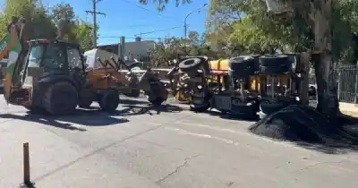Volcó un camión municipal en Las Heras y el tránsito quedó totalmente interrumpido