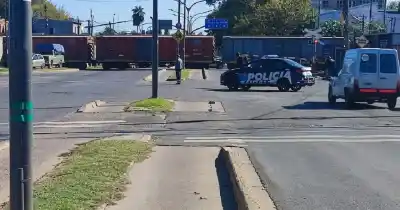 Un tren quedó varado en pleno mediodía y el tránsito en la zona oeste se volvió un infierno