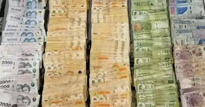 Les pidieron un millón de pesos y los atraparon con billetes marcados adentro de la comisaría